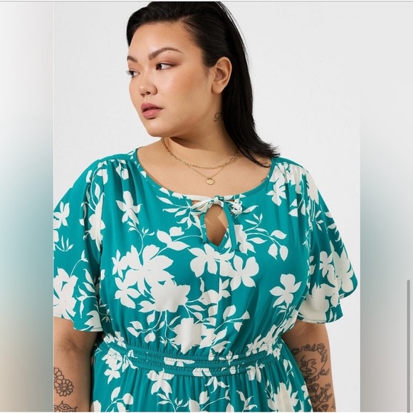 NWT Torrid Tea Length Studio Crepe de Chine tie neck tiered dress sz 4 (4X-26) - Picture 4 of 9